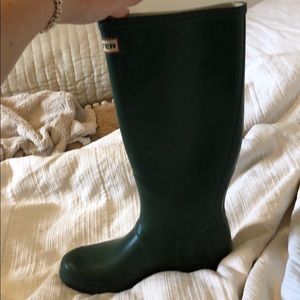 green hunter rain boots & matching boot socks